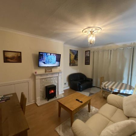 Private Lounge And Double Room Kilwinning Bagian luar foto