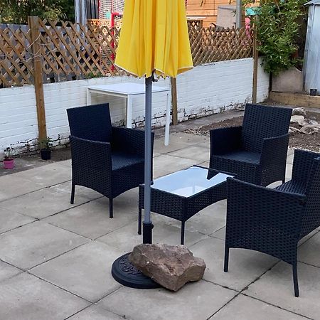 Private Lounge And Double Room Kilwinning Bagian luar foto