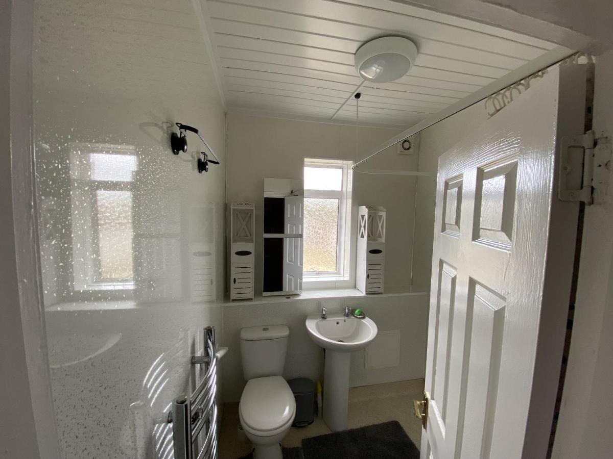 Private Lounge And Double Room Kilwinning Bagian luar foto