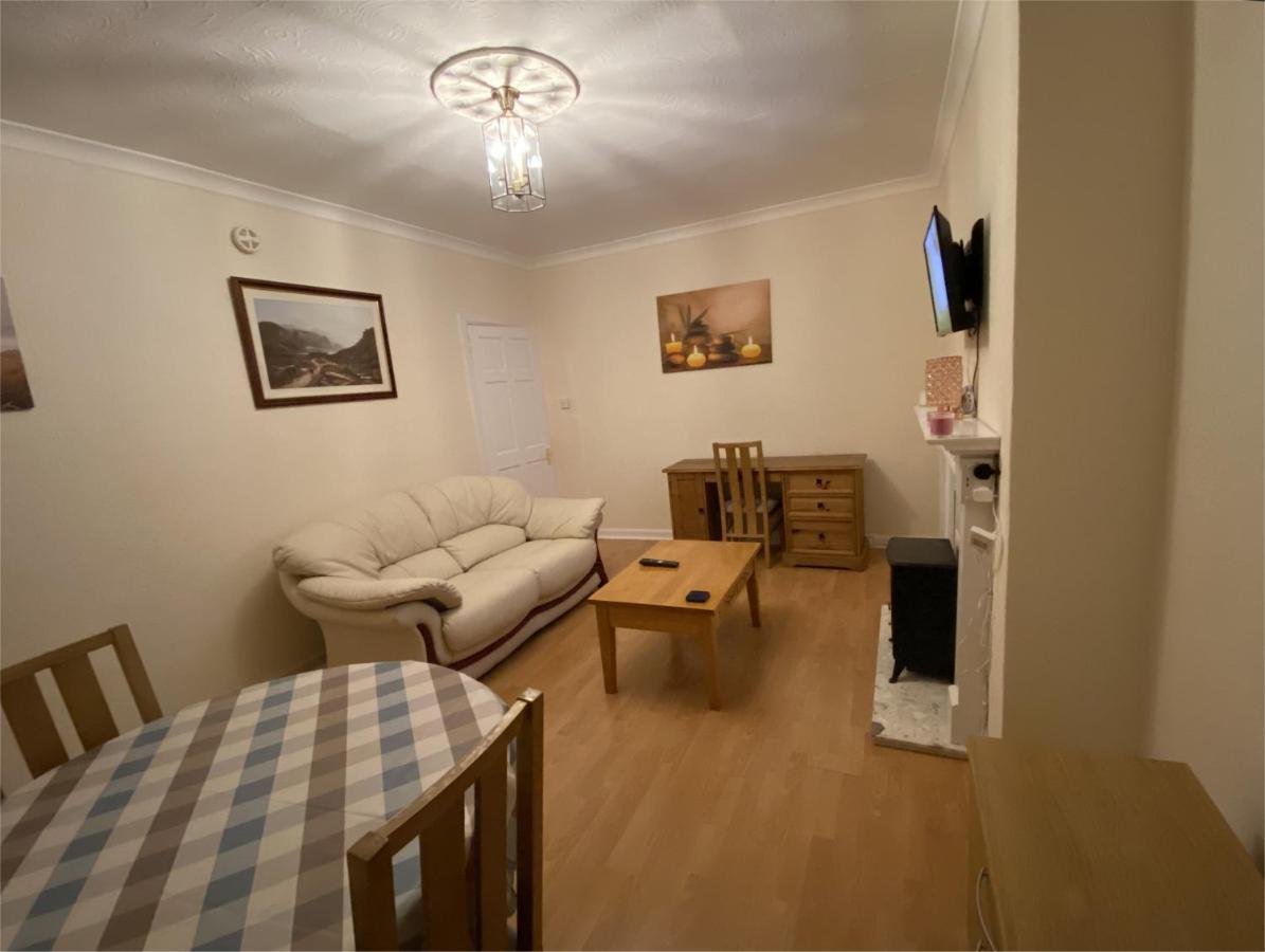 Private Lounge And Double Room Kilwinning Bagian luar foto