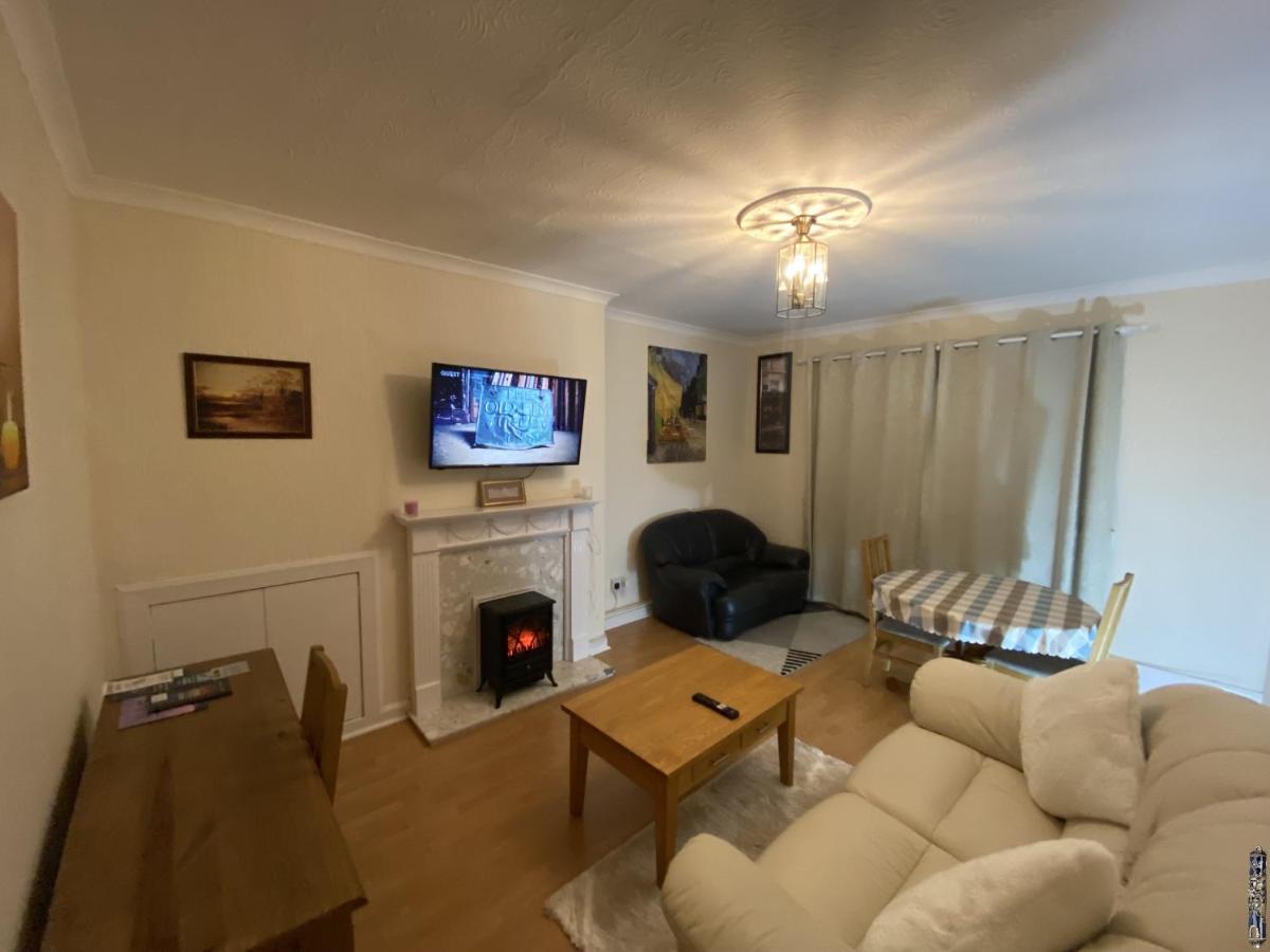 Private Lounge And Double Room Kilwinning Bagian luar foto