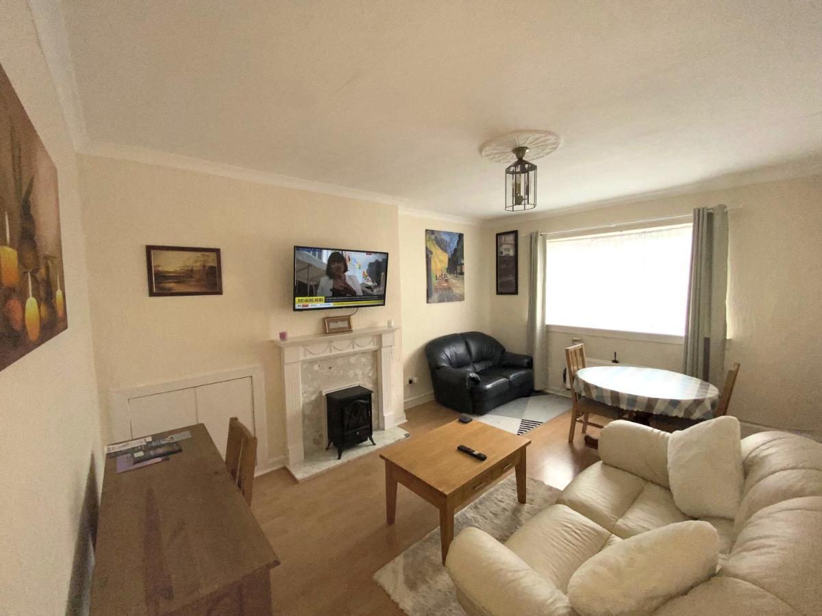 Private Lounge And Double Room Kilwinning Bagian luar foto