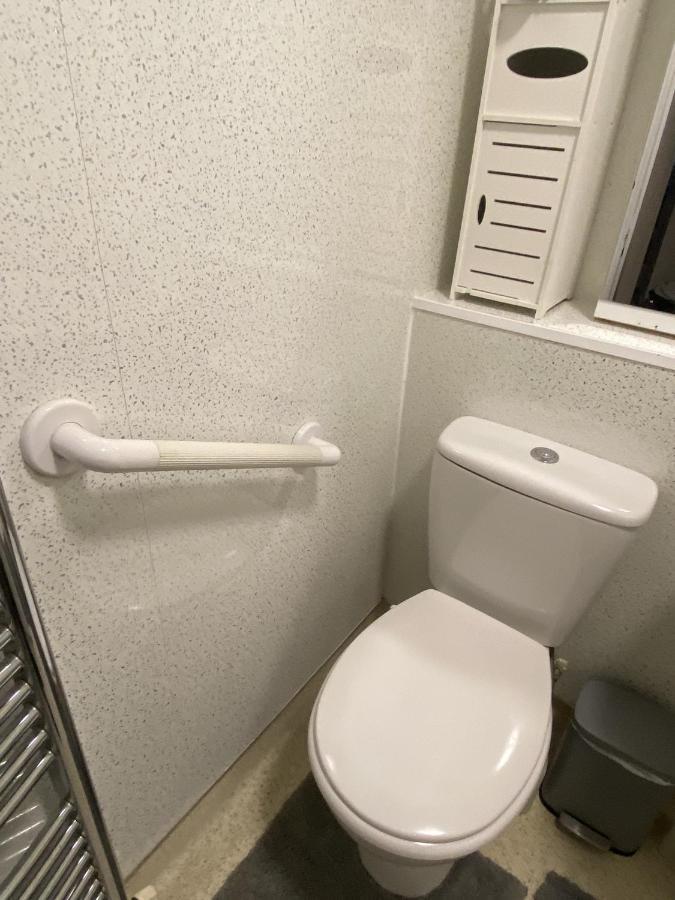 Private Lounge And Double Room Kilwinning Bagian luar foto