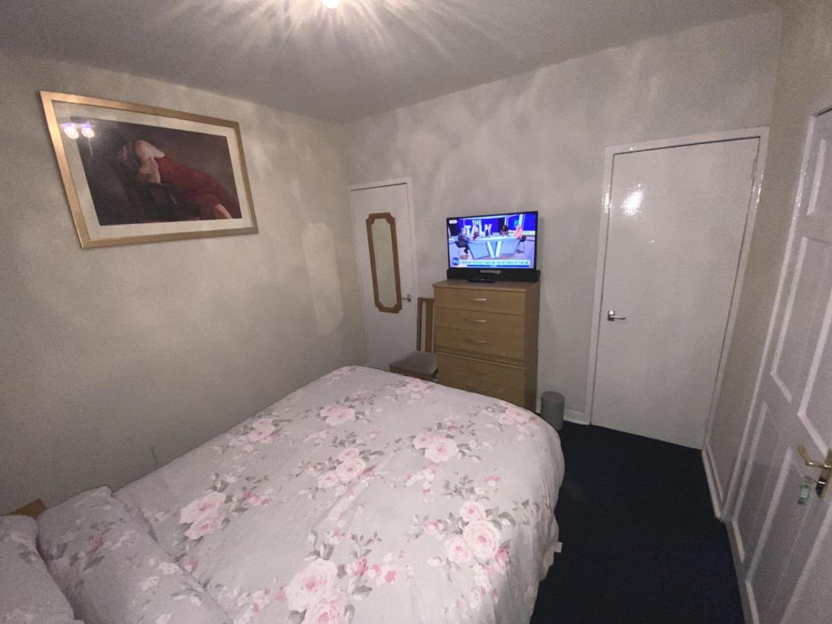 Private Lounge And Double Room Kilwinning Bagian luar foto