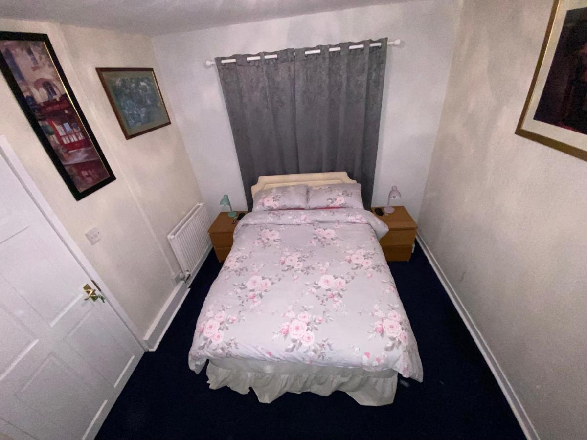 Private Lounge And Double Room Kilwinning Bagian luar foto