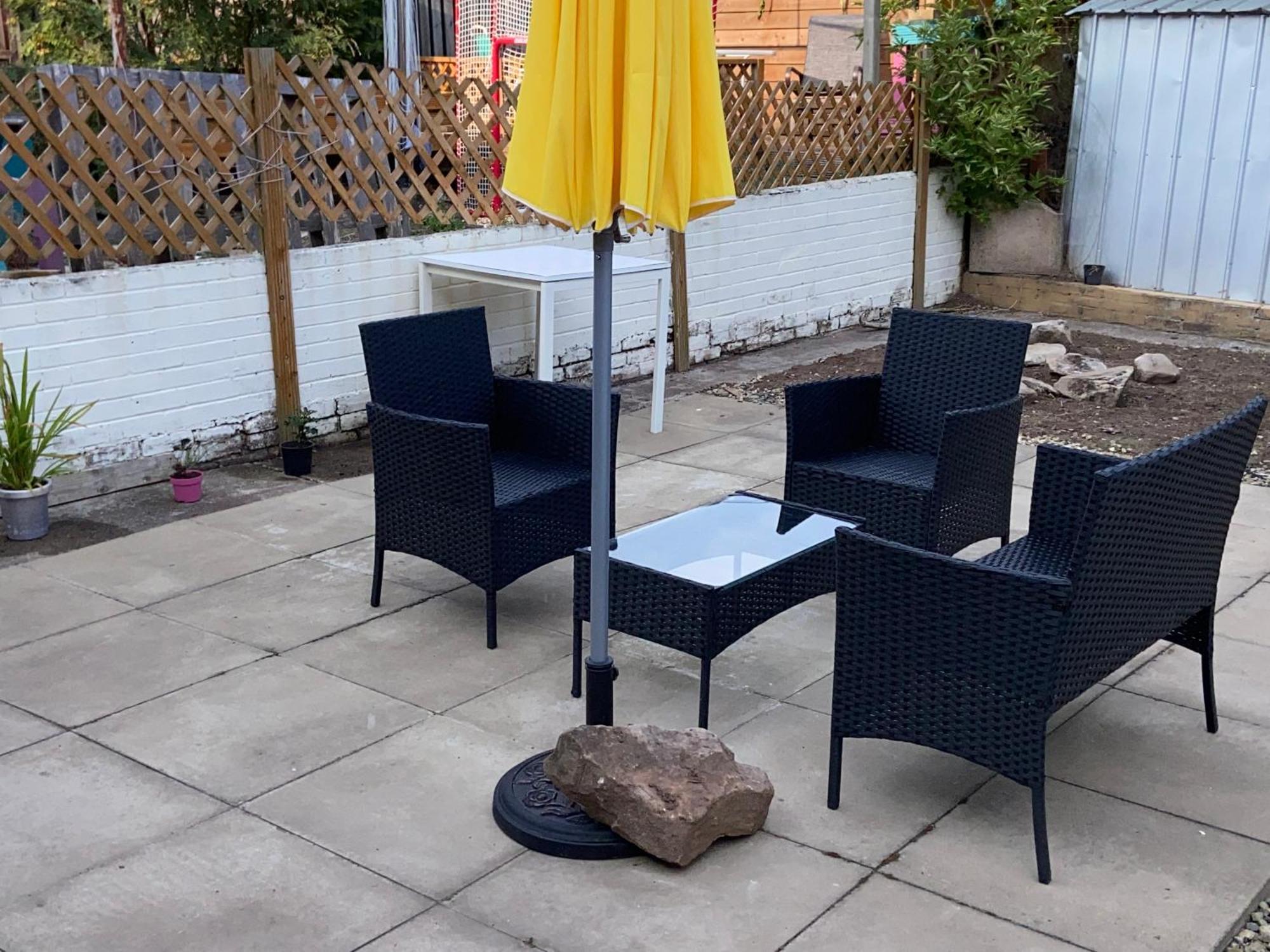 Private Lounge And Double Room Kilwinning Bagian luar foto